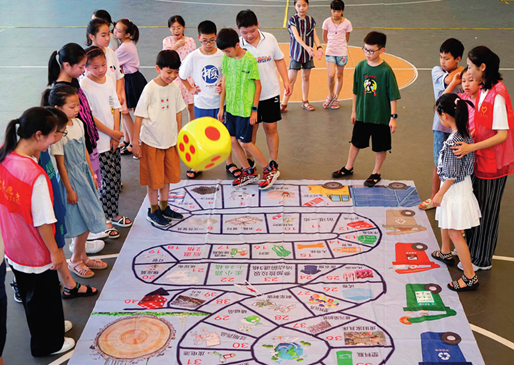 1690527223320050599.png 2022年7月27日,参加外来务工人员子女暑期托管班的小朋友在浙江省武义县青少年宫玩垃圾分类棋。张建成摄.png