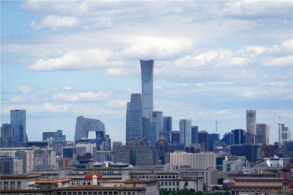 1704436779556080501.jpeg 2022年6月6日,蓝天白云下的北京CBD建筑群。新华社记者 陈晔华 摄.jpeg