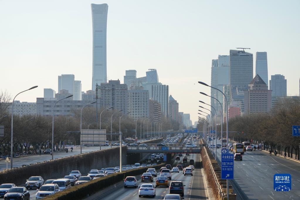 1742885638628037231.jpg 2023年1月3日早上拍摄的北京市朝阳区东三环路上的车流。新华社记者 鞠焕宗 摄.jpg