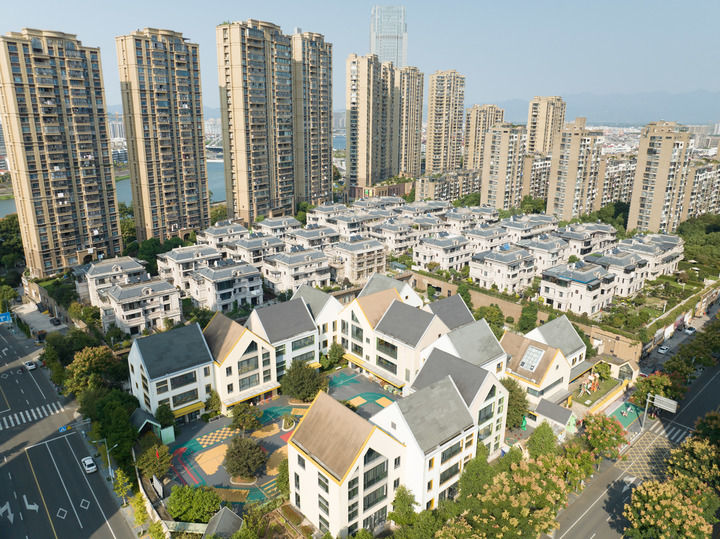 1745304366348067076.jpeg 2024年10月10日拍摄的浙江省级未来社区江南社区(无人机照片)。新华社记者 翁忻旸 摄.jpeg