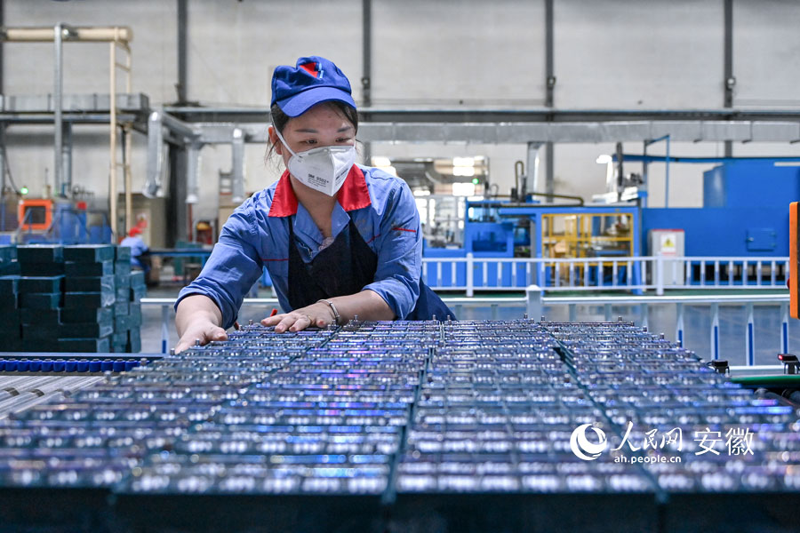 1680749955581018056.jpg 界首配图4:天能股份安徽界首公司通过技术创新,走出了一条废旧电池回收再利用的“再生”之路。图为码放整齐的电池半成品。人民网记者 苗子健 摄.jpg