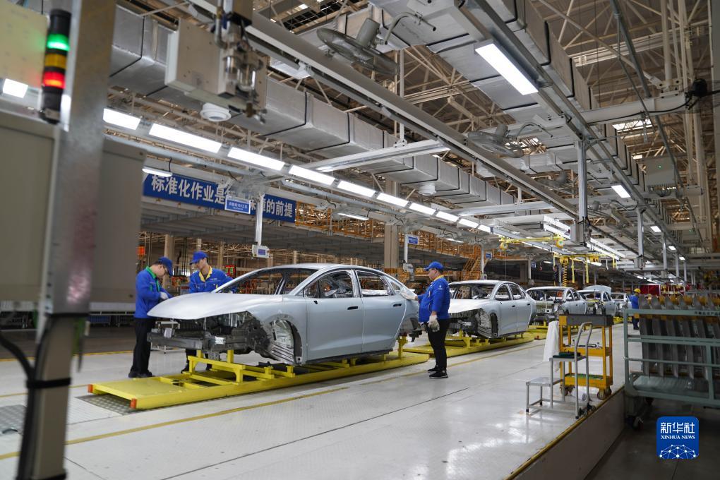 7月18日，在位于江西省南昌市经开区的江铃集团新能源汽车有限公司生产基地车间内，工人在生产线上作业。新华社记者 周密 摄.jpg