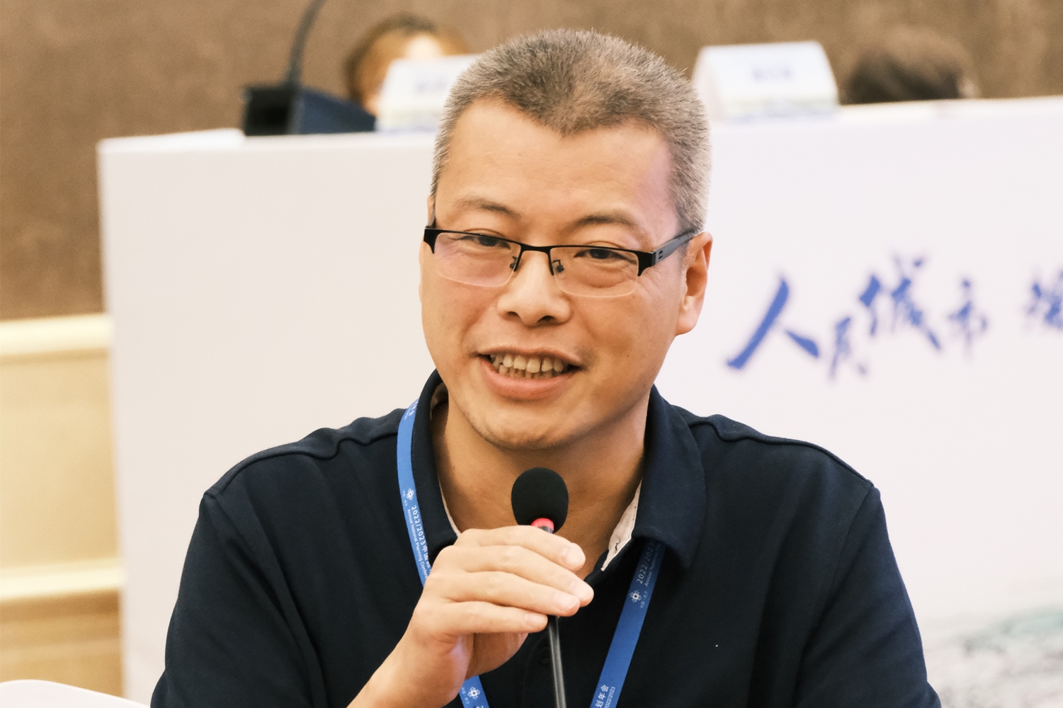 1696818433624026571.jpg 卢庆强主持_副本_副本.jpg