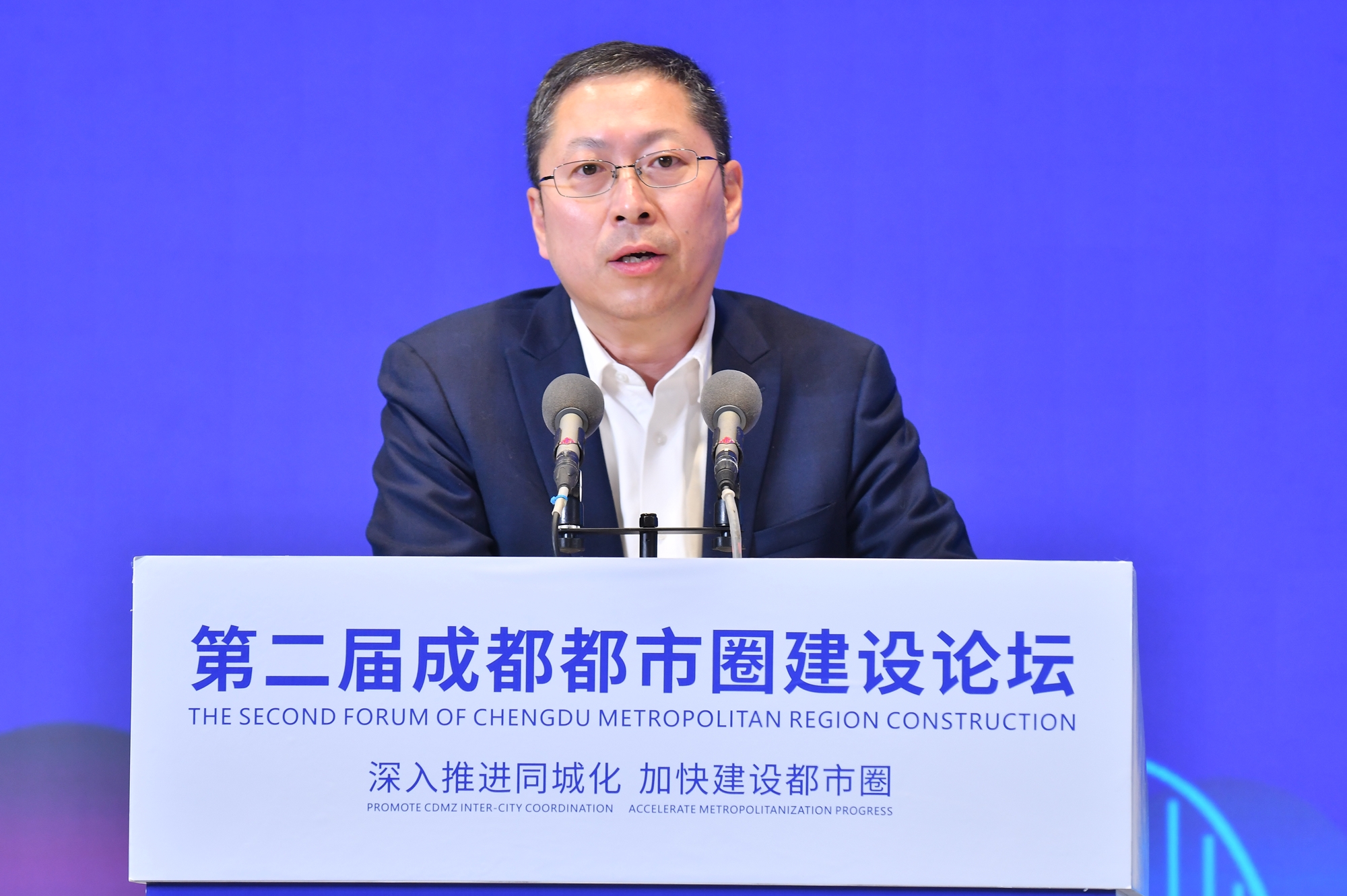 1672366745111053277.jpg 成都都市圈报告-尹宏主持1_副本.jpg