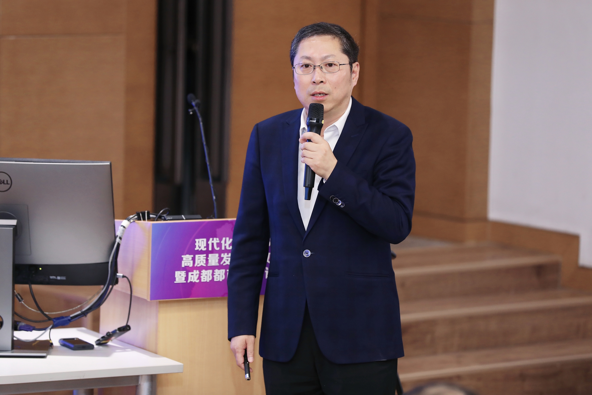 1683768851714010029.jpg 尹宏分享成都都市圈发展情况_副本.jpg