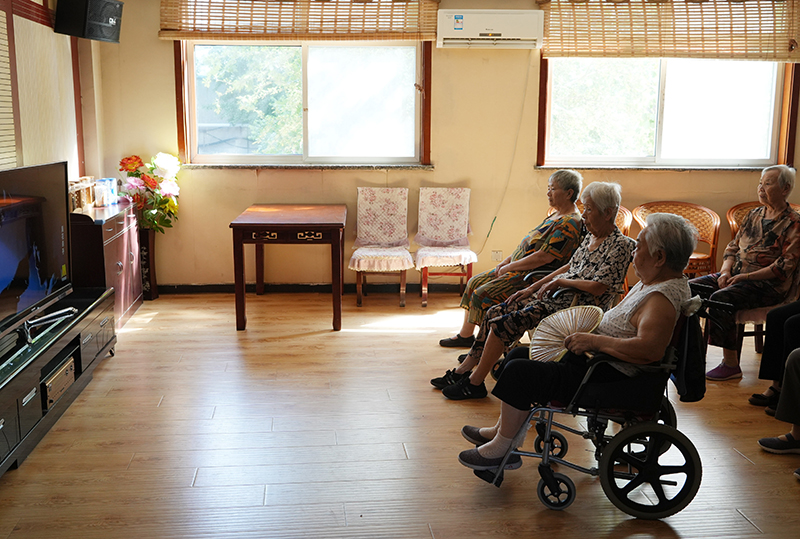 近年来，多地积极探索“医养结合”养老模式，让老人安享幸福晚年。图为7月17日，在河北省正定县塔元庄村劲松老年公寓，老人在活动室看电视。新华社记者 赵鸿宇 摄.jpg
