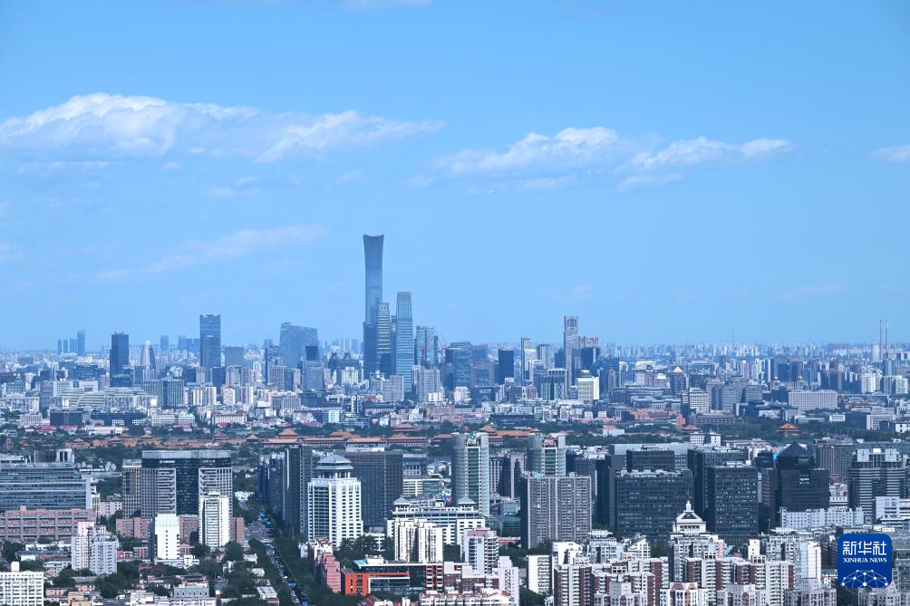 2024年5月31日，蓝天白云下的北京城市面貌。新华社记者 陈晔华 摄.jpg