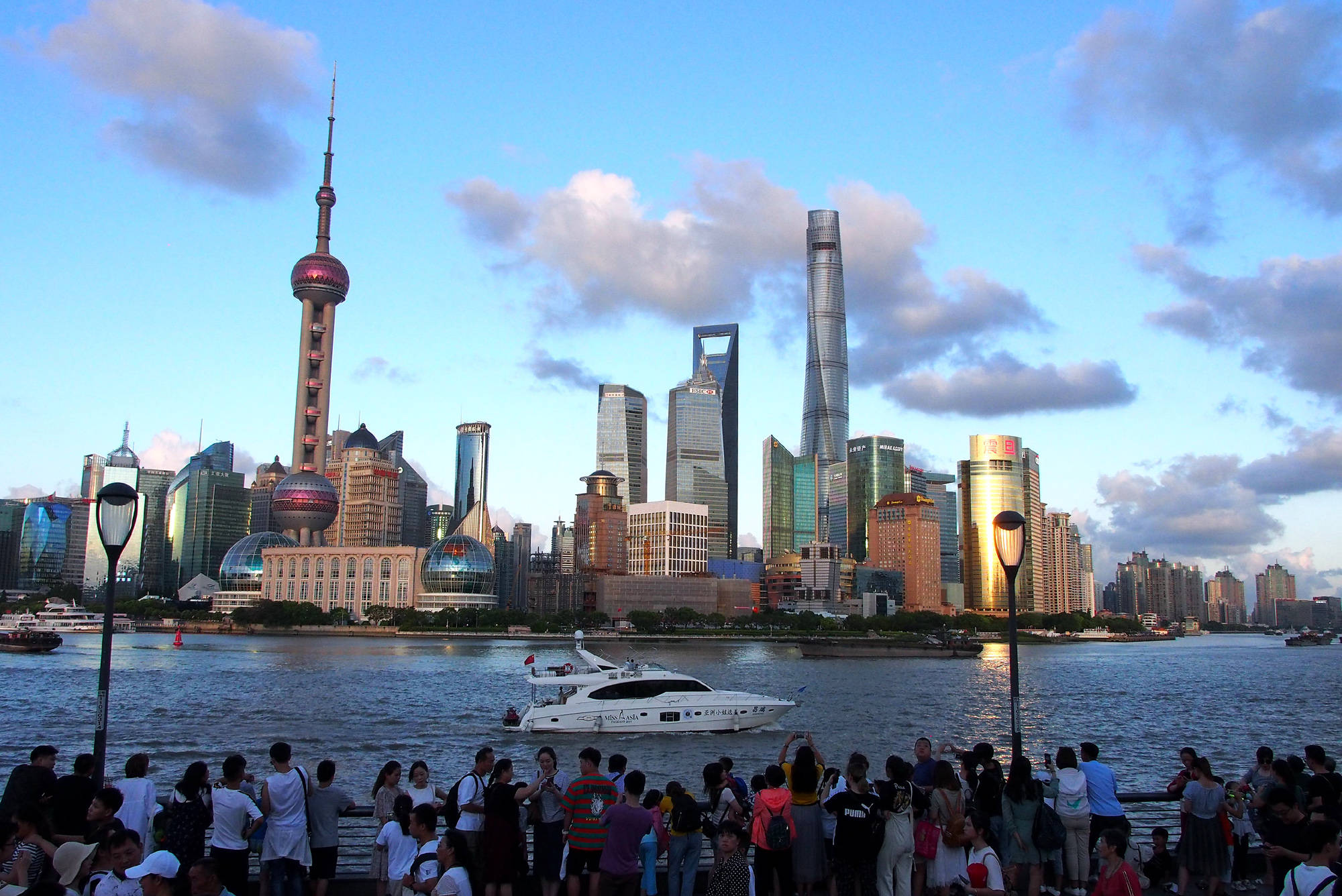 2019年8月2日，游客在外滩欣赏浦东陆家嘴景色。新华社记者 陈飞 摄.jpeg